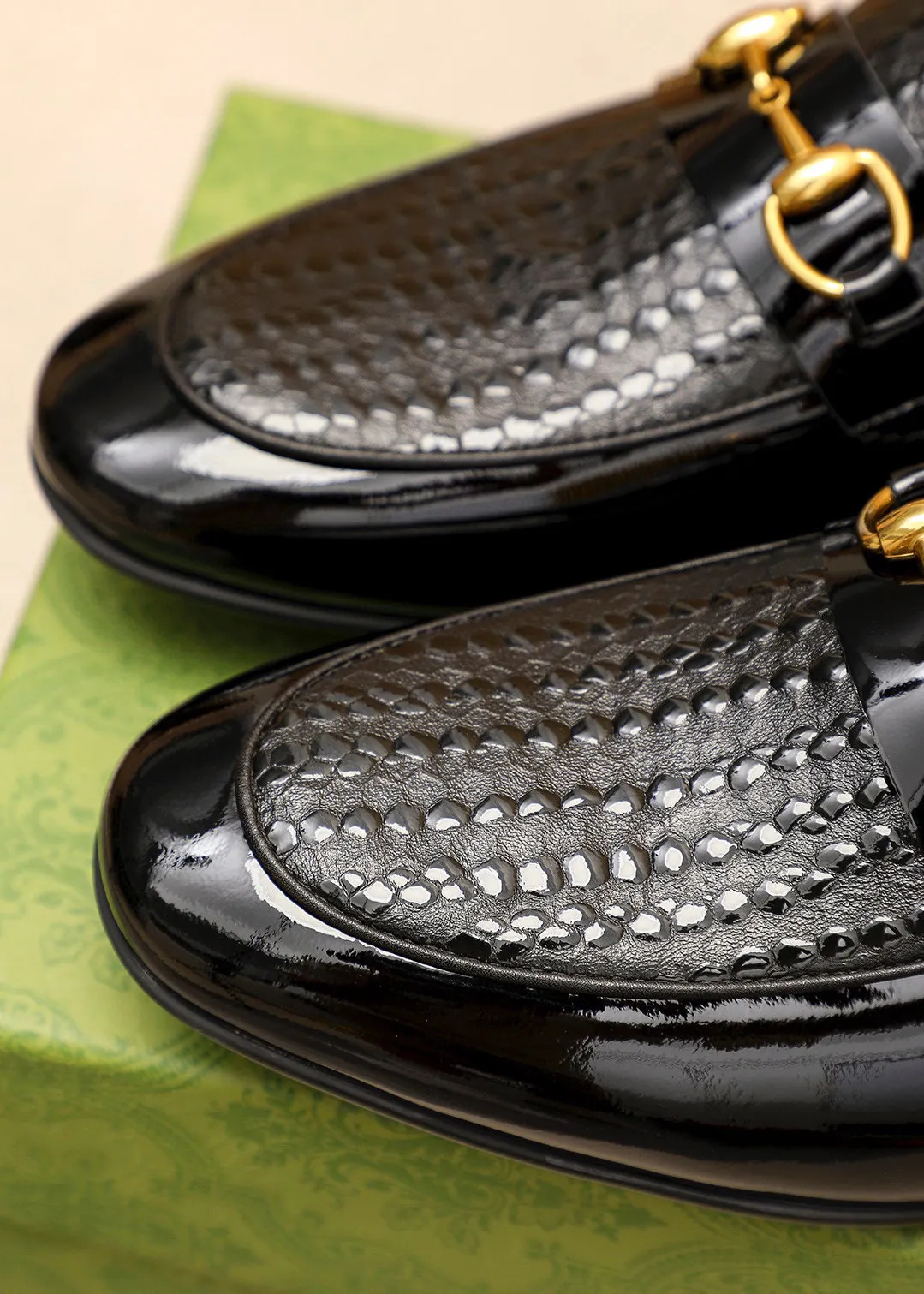 Men's shoes 💰442 💐 Product trademark: GUCCI "Gucci" casual leather shoes Regular size: 38-44 (45🉑️customized) Product materials: Selected imported first-layer patent leather embossed upper + luxury hardware buckle, imported cowhide leather lining. Strong three-dimensional visual effect, rubber outsole Color: 1⃣️color optional